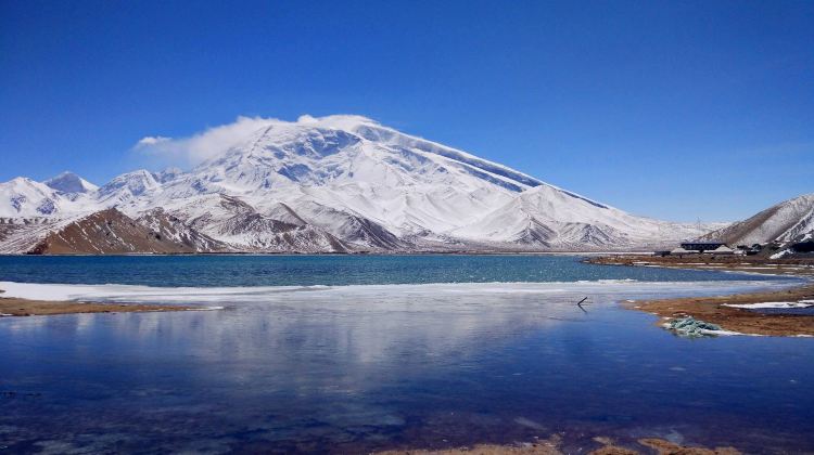 5-Day Xinjiang Private Tour from Kashi·Aoyitake Red Valley, Karakul Lake, White Sand Lake, Ancient Stone City, Golden Grassland, Panlong Ancient Road, Xiangfei's Tomb