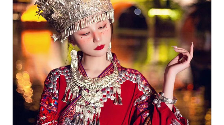 长沙+张家界+芙蓉镇+凤凰古城6日5晚私家团·咨询领券ing『4大VIP通道+景交全含』『武陵源24年开业·希尔顿+凤凰设计师酒店』双5A公园（袁家界+天子山+金鞭溪）+天门山7455米索道+玻璃栈道·赠：航拍+沱江夜游
