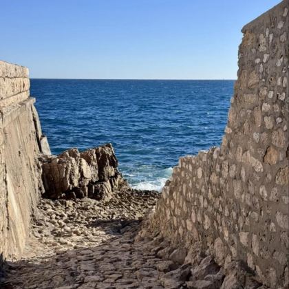 凡尔赛宫+巴黎圣母院+卢浮宫+埃菲尔铁塔+凯旋门+香榭丽舍大街+尼斯老城+天使湾+马赛老港+伊夫岛8日7晚拼小团