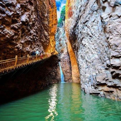 山西黄崖洞文化旅游区+通天峡风景区3日2晚跟团游