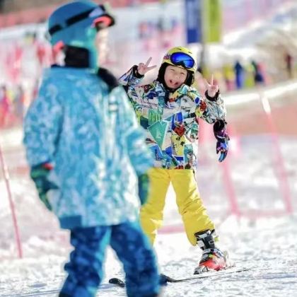 滑雪·河北唐山5天4晚独立营·玉龙湾滑雪场【冰雪创造营】超高性价比滑雪营！孩子的第一个滑雪营，选它就对了！安全，专业，雪场好，住宿好，性价比高，，家长能随时掌握孩子的动向，单板/双板，教练配比1:3/1:2/1:1