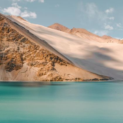 新疆南疆+喀什地区喀什古城+塔什库尔干盘龙古道+帕米尔高原+白沙山-白沙湖景区+中国西极石碑12日11晚拼小团