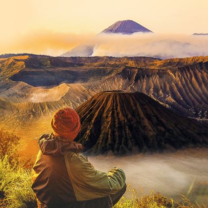 印度尼西亚泗水+布罗莫火山+巴厘岛罗威纳海滩+佩妮达岛10日9晚拼小团