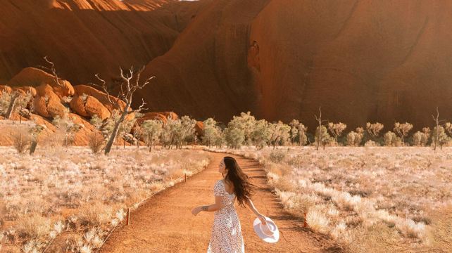 <4天>【日出北领地 探索帝王谷】乌鲁鲁-卡塔丘塔-帝王谷·观赏乌鲁鲁日出日落+岩石环游、徒步帝王谷/乌鲁鲁平衡车+沙漠骑骆驼、可选无人机声光秀/原野星光展/观星之旅等(2人成行)