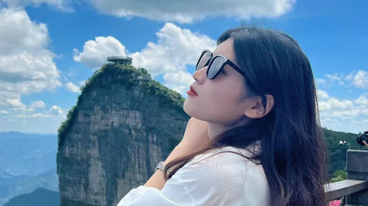 张家界+天门山+凤凰5日4晚跟团游·错峰特惠•2+1航空巴士•景区VIP免排队•张家界核心双5A【阿凡达袁家界+天子山+悬崖玻璃栈道+天门山7457米高山索道+网红芙蓉镇+凤凰赏夜景】赠|百龙天梯+苗服换装+沱江泛舟|亲子游