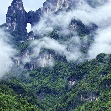 长沙+张家界国家森林公园+天门山国家森林公园+芙蓉镇+凤凰古城5日4晚跟团游