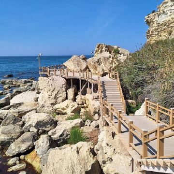 哈萨克斯坦阿拉木图+阿克套+卡因迪湖+科尔赛湖+恰仑峡谷国家公园7日6晚私家团