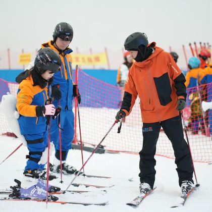 主题营地·观澜湖滑雪5日独立营 | 真雪雪场+专业雪道+人气游戏不用去北方，就能直接拿捏冬天的快乐。