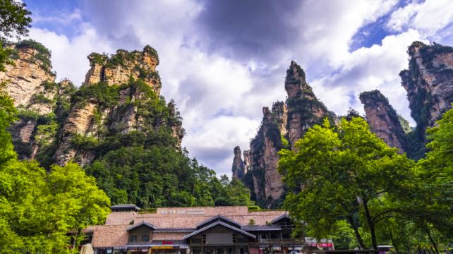 长沙+韶山+张家界+武陵源+大峡谷+天门山+凤凰7日6晚跟团游·楚韵临仙+20人纯玩全景线+7大VIP通道丨赠必乘景交全含+魅力湘西+百龙天梯+苗服换装