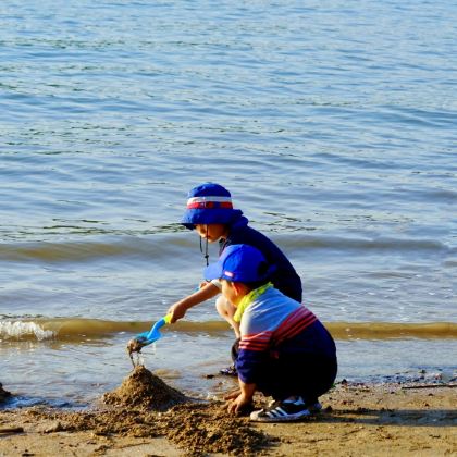 亲近自然【宁海湾赶海】宁波2日亲子营•去宁海湾挖海货啦，出海捕鱼/探神秘海岛/敲生蚝/挖蛏子，体验海岛渔民生活；七彩滑道+高空玻璃观景台+空中漂流+无动力游乐园，嗨玩假期~