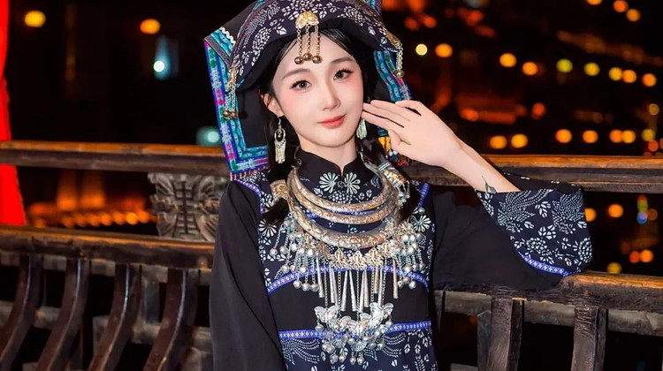 长沙+张家界+凤凰古城+芙蓉镇景区6日5晚跟团游·真纯玩【0购物】【0自费】+全程4钻酒店 双表演 长沙 韶山 森林公园（天子山索道 百龙天梯）赠送核心航拍 玻璃栈道 夜宿芙蓉 古城沱江泛舟 一价全含豪华游【咨询立减】