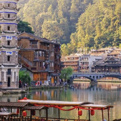 张家界国家森林公园+袁家界景区+天门山+凤凰古城5日4晚私家团