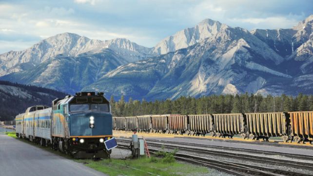 5-Day Canadian Rockies Scenic Slow Travel Tour from Calgary·Slow Train Journey with Complimentary National Park Pass, VIA Rail & Bus, Featuring Three Iconic Lakes and the Columbia Icefield