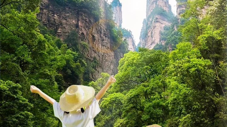 长沙+韶山旅游区+张家界+凤凰9日8晚私家团·【湖南全景：双伟人故居+岳阳楼+景交全含无自费+司导陪同】『长沙市中心+张家界君宜庭院+凤凰5钻设计师酒店：堂舍·见山OR江景客栈』4-5人升级别克GL8 
