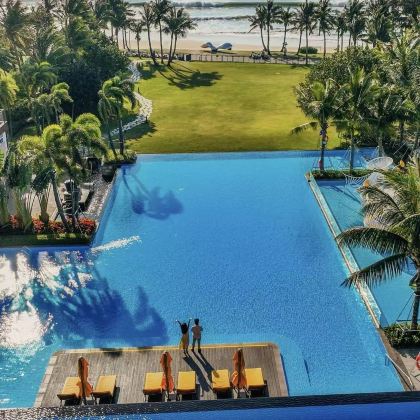 海南三亚+万宁+蜈支洲岛+南山海上观音+神州半岛+日月湾·雨林溯溪·椰林桨板·运动基地5日4晚跟团游