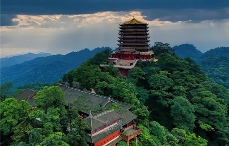 5-day 4-night · Private tours · Chengdu Research Base of Giant Panda Breeding + Dujiangyan + Qingcheng Mountain + Sanxingdui Museum · Take your time to explore Chengdu leisurely. Stay in a 5-diamond hotel throughout the trip. Stay at the same hotel for 4 days without having to carry your luggage every day.