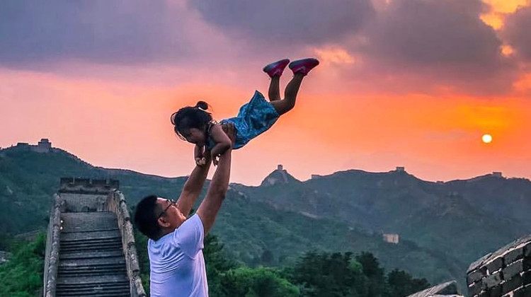 历史人文·北京5日亲子营丨天安门广场旅拍定制金属报，专业老师带领研学故宫，包车乘铛铛车游览中轴线，颐和园深度游园，解读八达岭长城，胡同文化&京剧文化深度解密·历史人文·北京5日亲子营丨天安门广场旅拍定制金属报，专业老师带领研学故宫，包车乘铛铛车游览中轴线，颐和园深度游园，解读八达岭长城，胡同文化&京剧文化深度解密