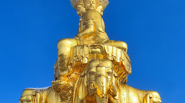 10-Day Private Tour: Chengdu, Jiuzhaigou, Huanglong National Scenic Area, Mount Emei, Leshan, Dujiangyan | Sichuan Opera Face-changing Performance + Tibetan Costume Photo Session·  