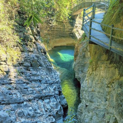 重庆+金刀峡+天眼洞花岭风景区+金刚碑·温泉老村+长江索道+磁器口古镇5日4晚私家团