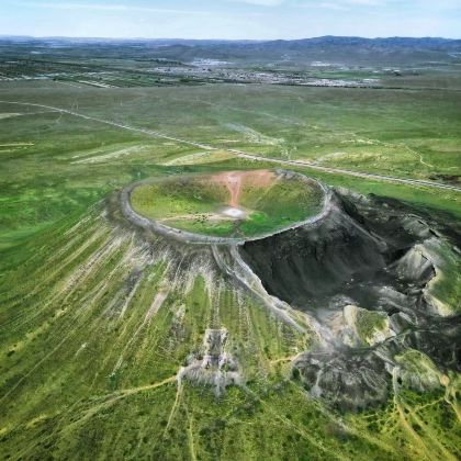 内蒙古辉腾锡勒草原+乌兰哈达火山地质公园+银肯塔拉沙漠生态文化旅游区5日4晚跟团游