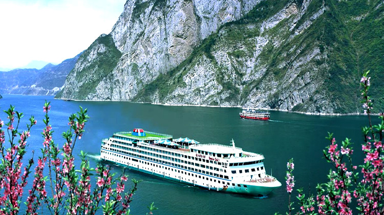 长江三峡+重庆5日4晚跟团游·暑期2大1小减499+7天外船票无损退｜黄金邮轮180度一线阳台江景房·中西自助餐+赠登船晚餐+重庆行李搬运｜重庆20人精品团+金牌导游/升2+1座保姆车+长江三峡核心景区｜专人接送站+专属微管家