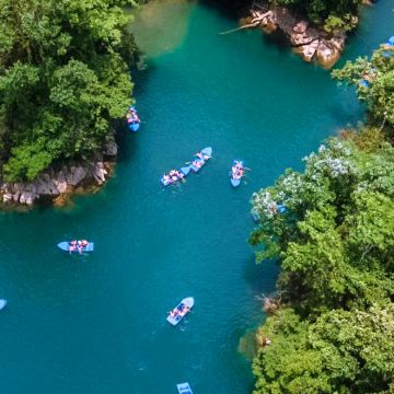 贵州贵阳+黄果树景区+荔波小七孔景区+西江千户苗寨+梵净山+镇远古城+万峰林景区+赤水大瀑布13日12晚拼小团
