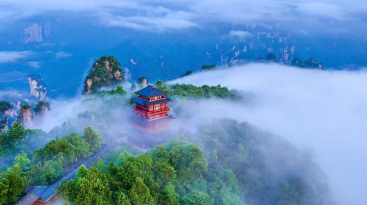 长沙+韶山+张家界+武陵源+天门山+凤凰古城6日5晚跟团游·纯玩无自费20人团|赠无人机航拍|精选五钻酒店|赠魅力湘西演出+景区小交通全含+四大景区VIP通道+宝峰湖+芙蓉镇+50高餐标特色餐+2+1航空巴士+6大核心全景游