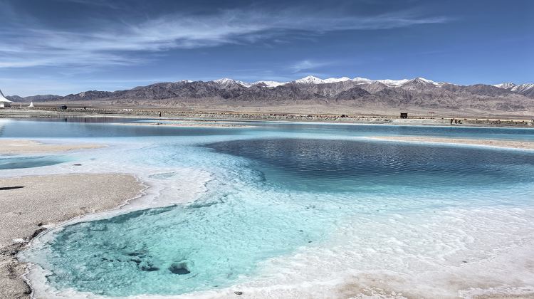 8-Day Northwest China Private Tour from Xining·Zhangye, Qinghai Lake, Danxia, Jiayuguan City Tower, Mingsha Mountain Moon Tooth Spring, Mati Temple Grottoes