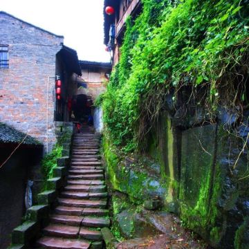 赤水丹霞旅游区·大瀑布+赤水丹霞旅游区·佛光岩-第二观瀑台+四渡赤水纪念馆+茅台镇3日2晚跟团游