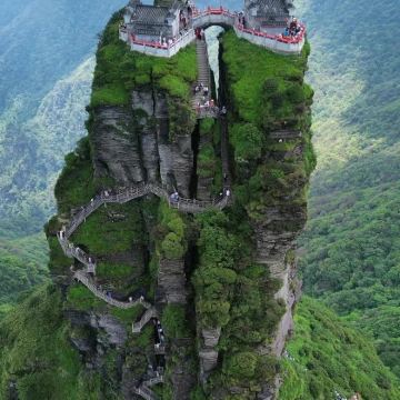 湖南岳阳楼景区+凤凰古城+梵净山+贵州西江千户苗寨9日8晚跟团游