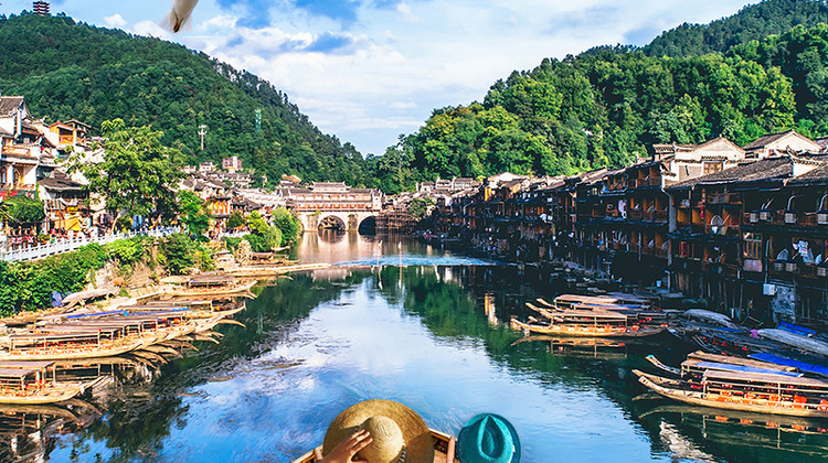 张家界+天门山+凤凰5日4晚跟团游·【2-12人小团】一价全含〖升级别墅（4成人下单）〗2+1高顶商务车&65元百龙天梯+88元“土家族的布达拉宫”&VIP通道&天门山+森林公园+凤凰+芙蓉镇&50高餐标+苗服换装+夜游泛舟
