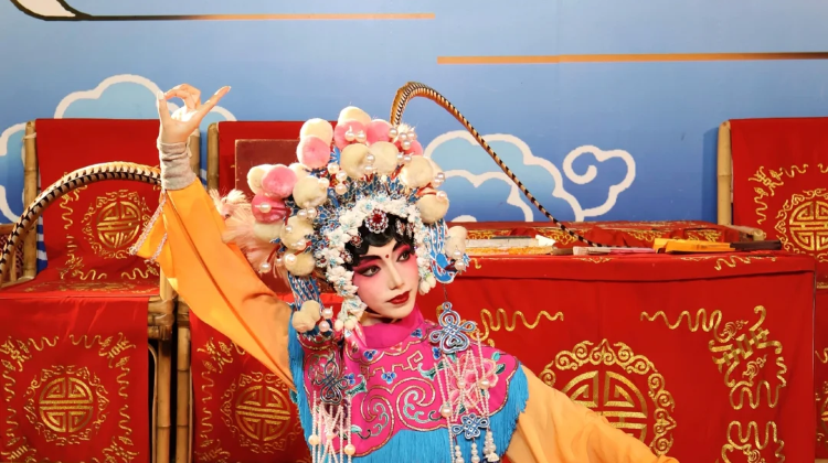 5-Day Explore Sichuan: Panda Base, Dujiangyan, Qingcheng Mt, Sanxingdui Museum, Chengdu city walk. Stay downtown hotels. Free Sichuan Opera face-changing + specialty dinner.