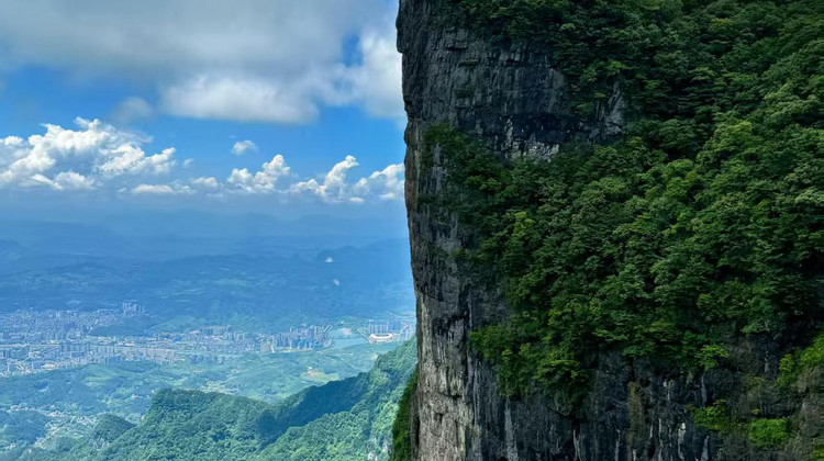 长沙+张家界+大峡谷+天门山+湘西+凤凰5日4晚跟团游·暑期出游|2+1航空VIP巴士【纯玩无购物无超市无苗寨】3大核心热景 5A天门山+刺激玻璃桥+凤凰古城|两大VIP通道|体验天门山高山索道+品3大特色美食+苗服体验+沱江泛舟