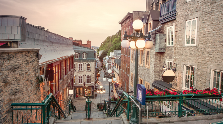 <5天>【加东五大名城｜ 住1晚魁北克老城区酒店】·尼亚加拉大瀑布+千岛湖+24小时免费接机+免费品冰酒+多伦多+魁北克+蒙特利尔(可秋季赏枫,合理车程,含早,99%好评率)