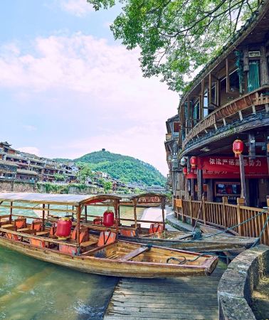 5D4N • Muslim-friendly scenic tour: Changsha to Zhangjiajie & Fenghuang with Miao Costume Photo Shoot Experience