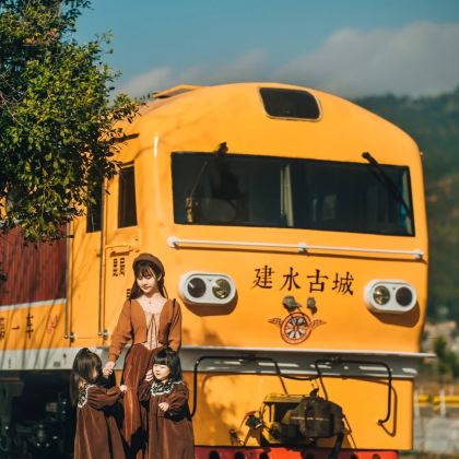 昆明+弥勒+普者黑景区+蒙自+建水+抚仙湖7日6晚私家团