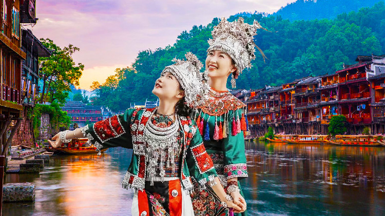 张家界+天门山+凤凰5日4晚跟团游·【云起潇湘】湘西全景游20人纯玩〓长进怀返/凤凰返 〓2+1航空巴士+天门山景区VIP通道优先行（免排队2H）+7大景区VIP通道＆赠魅力湘西晚会/百龙电梯/沉浸耳麦讲解+苗服换装