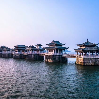 石炮台公园+汕头小公园+妈屿岛旅游区+龙湖古寨+潮州古城+广济桥+南澳岛5日4晚跟团游