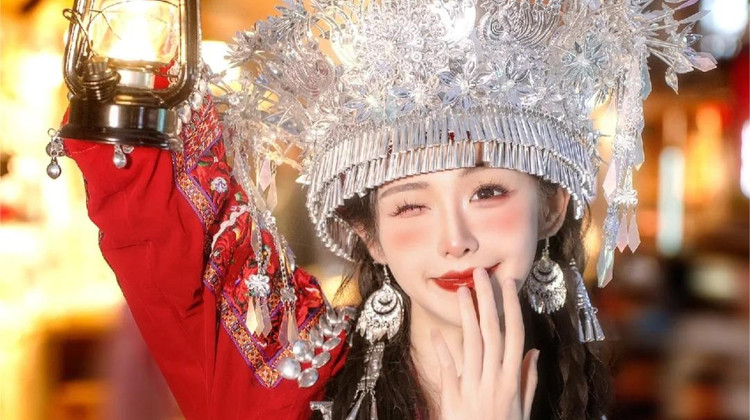 张家界+天门山+凤凰古城5日4晚拼小团·【拼小团6人高配】全程5钻·指定纳百利+凤凰5钻+商务车出行|家庭/亲子出游景区尊享VIP通道【家庭游+双5A景区·袁家界/黄石寨|玻璃栈道VS玻璃桥】赠百龙天梯+天子山索道+苗服体验