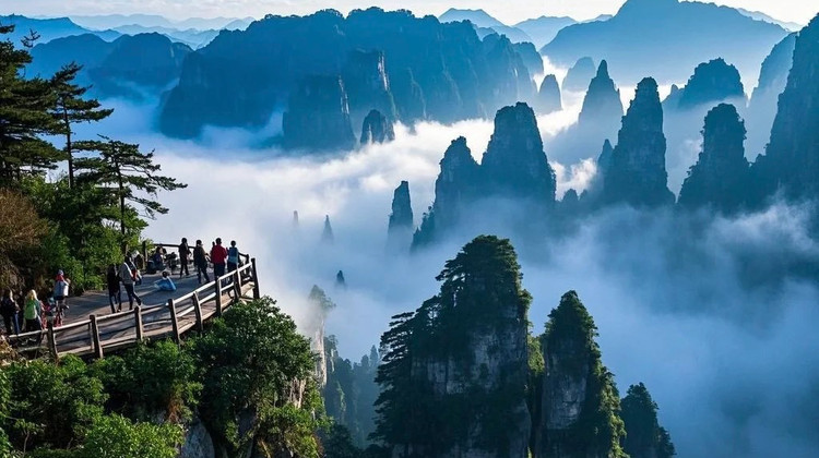 张家界+天门山+凤凰5日4晚拼小团·【自营·云峤潇湘】6人纯玩 景交1价全含0自费+赠魅力湘西晚会【免费升级山顶民宿观日出云海+希尔顿+凤凰人文半山甲级民宿】7大VIP快速通 〓赠72奇楼夜景票+茶歇点心+耳麦讲解