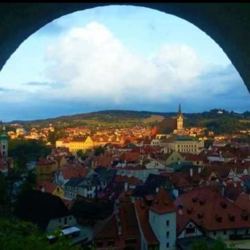 捷克克鲁姆洛夫+黑塔+百威啤酒厂+泰尔奇+赫卢博卡城堡3日2晚私家团