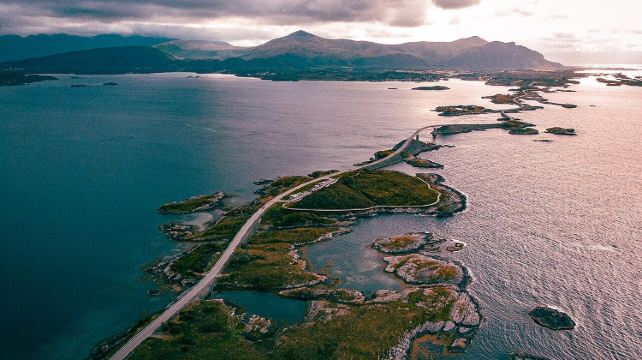 <13天>【北欧全景 三国首都与四大峡湾】13大体验项目/门票全含·单程航班+布道台登顶+弗洛伊恩缆车+弗洛姆高山火车+峡湾游船+精灵敞篷车+挪威特色鱼餐