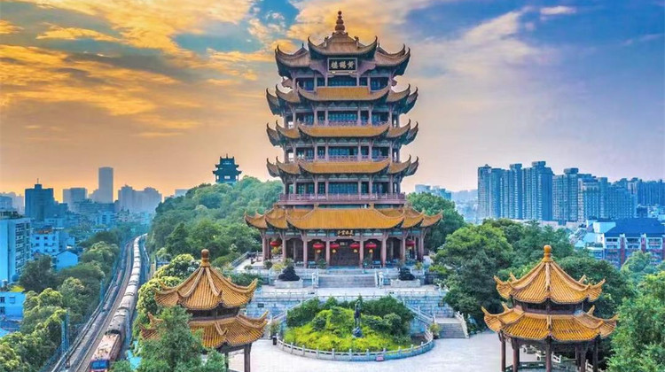 武汉+黄鹤楼+东湖生态旅游风景区2日1晚跟团游·江湖人间.烟火武汉【16人VIP小团.4钻高品酒店.儿童包门票.专属客服.接站/机】阅湖北省博馆+登江南三大名楼之黄鹤楼+漫步东湖听涛+打卡武汉大学+户部巷+观长江首桥/轮渡过江自由赏玩