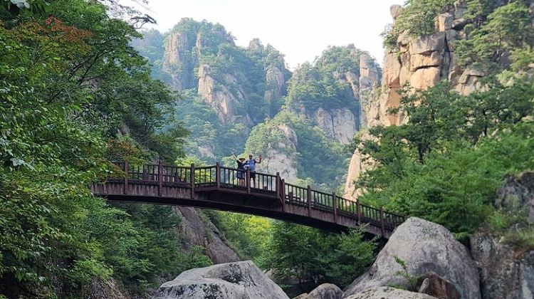 2-Day 2-Day Hike through the Scenic Valleys of Mt. Seoraksan from Seoul