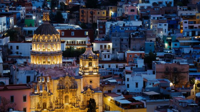 <10天>【16人中文團 · 墨西哥城+瓜納華託+坎昆】舒適型酒店+坎昆進墨城出·含內陸段單程機票+瓜達盧佩聖母大教堂+日月金字塔+霍奇米爾科+奇琴伊察+粉紅湖+1日自由行(可選圖倫/女人島)