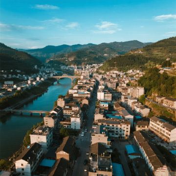 贵州贵阳+黄果树景区+荔波+西江千户苗寨+梵净山+茅台镇7日6晚私家团