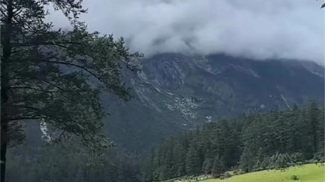 10-day 9-night · Private Tour · Kunming + Dali + Lijiang + Shangri-La· Dali, Shangri-La, Lijiang, Dukezong, Yulong Snow Mountain, Songzanlin Monastery, Tiger Leaping Gorge