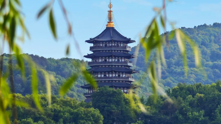杭州西湖旅行社草原骑马驰骋游：家庭度假新选择