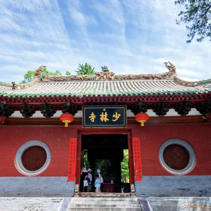 河南嵩山少林景区+龙门石窟+神州牡丹园+白马寺+清明上河园+开封包公祠5日4晚跟团游