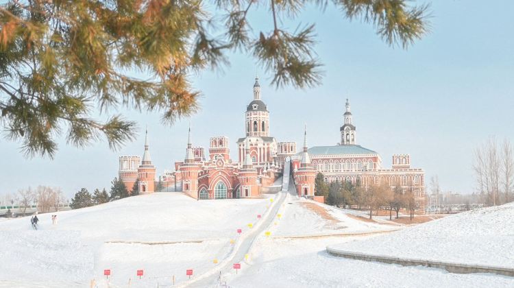 4-Day 8-person small group · Harbin + Mohe. free themed-costume shooting & water-splash-to-ice activity on consultation. Snow-country train sleeper: Arctic Village